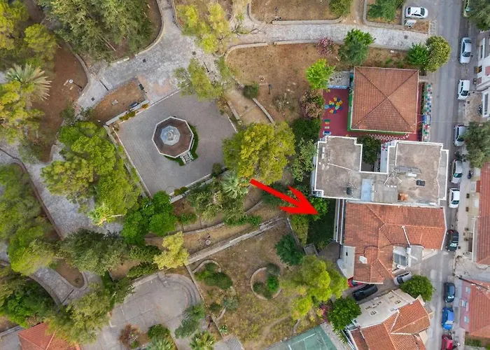Central & Elegant Suite With Private Garden