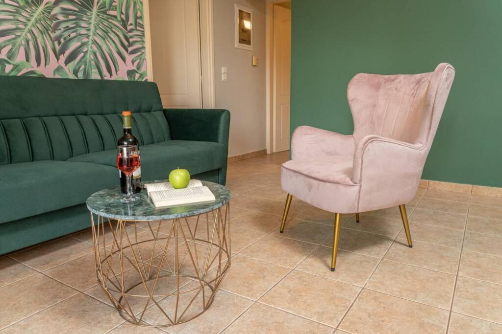 & Elegant With Private Garden *